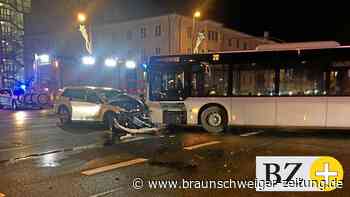 Unfall in der Wolfsburger Innenstadt: Auto und Bus kollidieren
