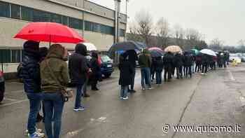 Hub Lariofiere, centinaia di persone in coda sotto pioggia per la terza dose - QuiComo