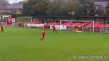 Inghilterra, salva il gol scivolando sull’erba - Corriere TV