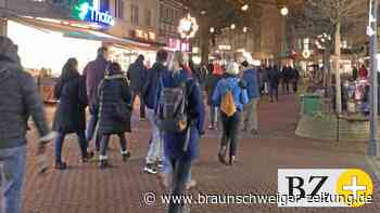 Rund 200 „Montagspaziergänger“ gehen durch Peine