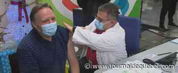 EN IMAGES | François Legault reçoit sa 3e dose de vaccin contre la COVID-19
