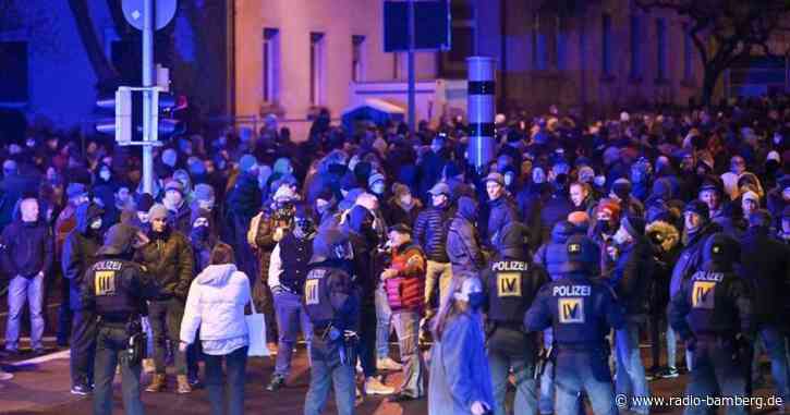Zehntausende Menschen protestieren gegen Corona-Maßnahmen