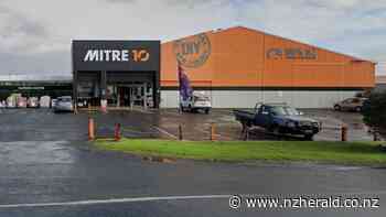Covid 19 Delta outbreak: Mitre 10 employee praised for trespassing anti-masker shopper - New Zealand Herald