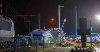 Trein grijpt bestelwagen in Opwijk: minstens twee gewonden - Het Laatste Nieuws