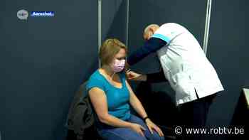 Zo'n 1.500 leerkrachten en kinderverzorgers krijgen prioritair boosterprik in Aarschot: "Samen inzetten tegen coronavirus" - ROB-tv