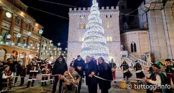 Accese le luminarie e le installazioni luminose: a Foligno il Natale può cominciare - TuttOggi