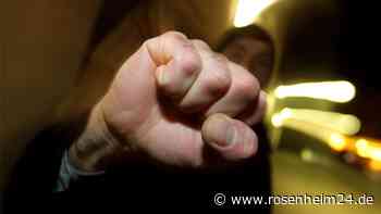 Jugendlicher schlägt älterer Dame (82) ins Gesicht - Polizei sucht Zeugen