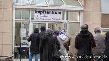 Krankenhäuser - Stralsund - Andrang auf Corona-Tests: Polizei regelt Verkehr - Gesundheit - Süddeutsche Zeitung