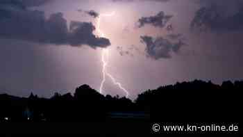 Wachmann wird vor laufender Kamera von Blitz getroffen und überlebt