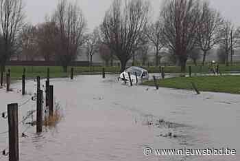 Wagen belandt in gracht door wateroverlast
