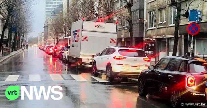 Geen doorkomen meer aan met de auto in Antwerpen, politie roept op om niet naar binnenstad te rijden - VRT NWS