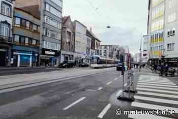 Man op step in levensgevaar na aanrijding met bus in Antwerpen - Het Nieuwsblad