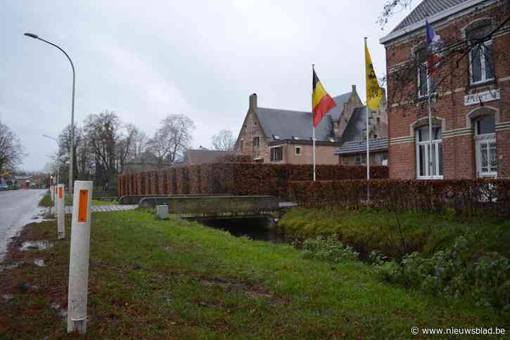 Witte paaltjes dienen niet om eenden te beschermen maar om bloembollen te beschermen