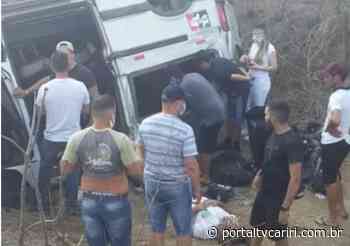 Van com músicos do cantor Gusttavo Lima capota próximo à Soledade na Paraíba - TV Cariri