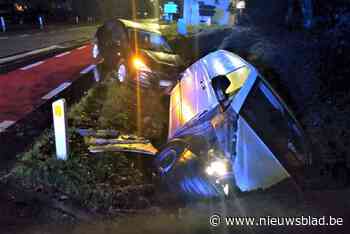 Wagens belanden in gracht na aanrijding