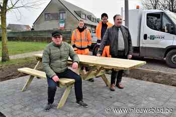 Assenede neemt eerste rolstoelvriendelijke picknickbank in gebruik (Assenede) - Het Nieuwsblad