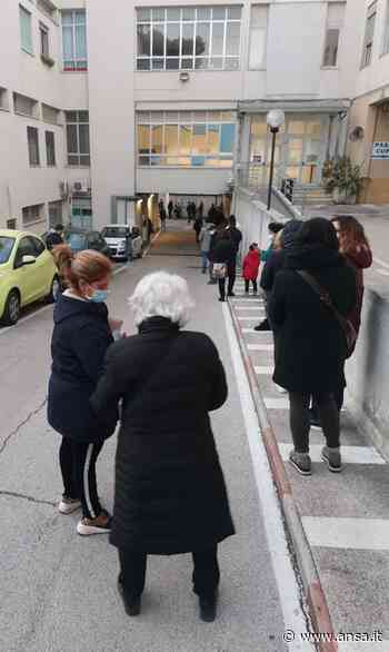 Covid: file davanti Asrem Termoli per tamponi - Agenzia ANSA