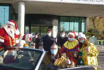 Ziekenhuisclowns verwelkomen Kerstman met cabrio in AZ Glorieux - Het Nieuwsblad