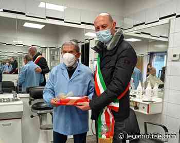 Chiude lo storico barbiere di Castello, gli fa visita il sindaco - Lecco Notizie