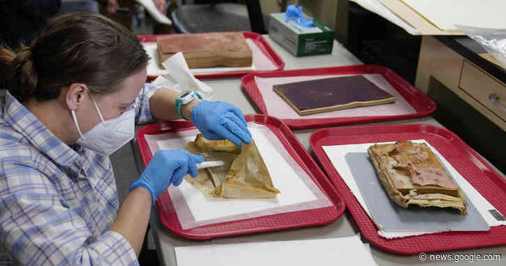 Antique photo, money and newspaper uncovered in second time capsule from Robert E. Lee statue - CBS News