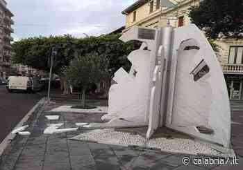 Cagnolino ucciso con petardo e statua danneggiata, indagini in corso a Crotone - Calabria 7