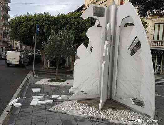 Crotone, danneggiato monumento Pitagora: Polizia locale individua autore - Il Crotonese