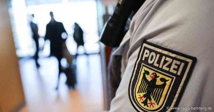 Mann wirft am Münchner Flughafen mit Steinen um sich