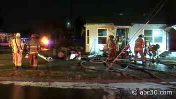 Early morning fire burns through 2 Fresno apartments