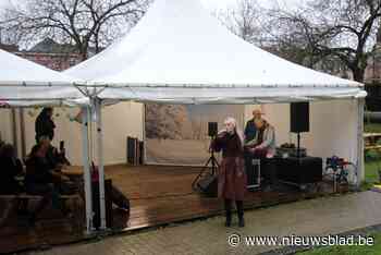 Ellis en Doran brengen miniconcert als kerstgeschenk aan het ziekenhuis