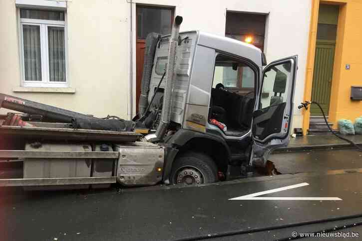 Vrachtwagen zakt door wegdek en veroorzaakt gaslek