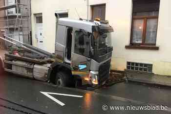 Vrachtwagen zakt door wegdek en veroorzaakt gaslek in Laken