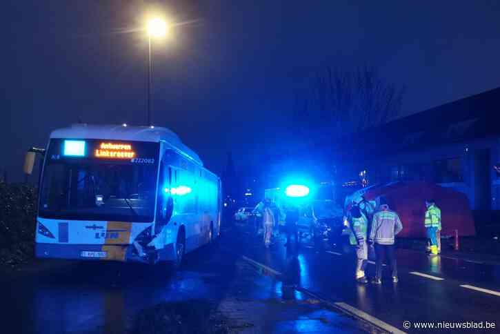 Bestuurder overleeft frontale botsing met bus De Lijn niet