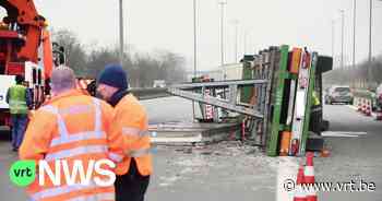 Oprit E17 bij Deerlijk versperd door gekantelde vrachtwagen: verkeershinder richting Kortrijk - VRT NWS