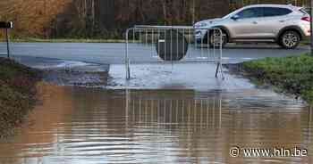 Koppel belandt met auto in gracht in ondergelopen straat in Tielt - Het Laatste Nieuws