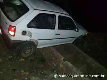Carro fica pendurado na escada de residência em São Joaquim - Agência de Notícias São Joaquim Online
