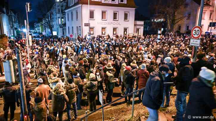 Aggressive Stimmung bei Corona Demonstration in Ravensburg - SWR