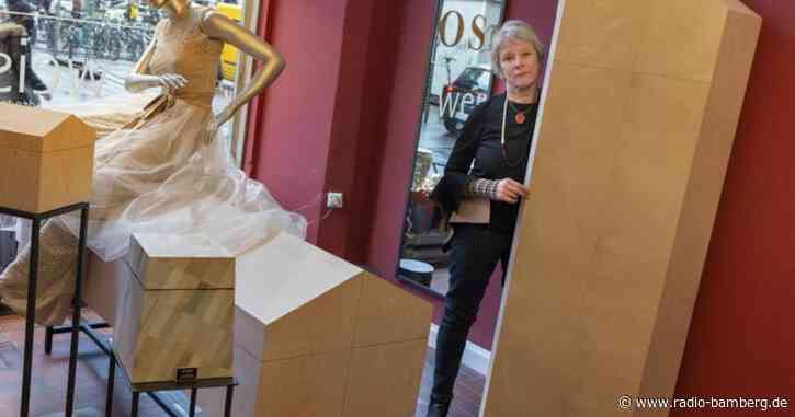 Sarg als Schrank: Münchnerin verkauft Särge als Möbel
