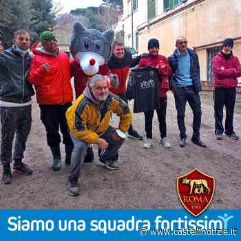 Ariccia – L’AS Roma Calcio a 5 e la Mascotte Romoletto consegnano le maglie ai ragazzi della Cooperativa Alteya - CastelliNotizie.it
