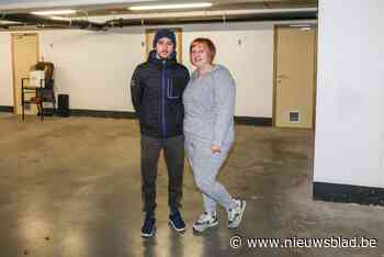 Cafébazin mag van buren elektrische wagen niet opladen in eigen garage: “Ze zijn bang dat de boel gaat ontploffen”