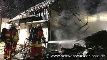 Lagerschuppen steht in Flammen: Feuerwehr verhindert Großbrand in Wildberg