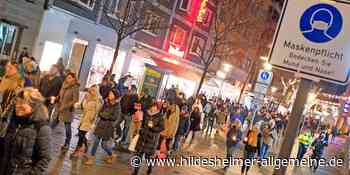 „Spaziergang“ durch Hildesheim: Polizei ermahnt Demonstranten, greift aber nicht ein - www.hildesheimer-allgemeine.de