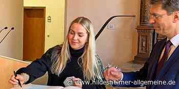 Radsport-Weltmeisterin Emma Hinze trägt sich ins Goldene Buch der Stadt Hildesheim ein - www.hildesheimer-allgemeine.de