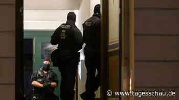 Polizeieinsatz in Dresden: Razzia nach Morddrohung gegen Kretschmer | tagesschau.de - tagesschau.de