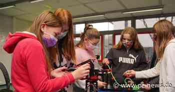 Das „Girls‘ Digital Camp“in Königsbach-Stein begeistert Mädchen für Berufe der Zukunft. - Pforzheimer Zeitung