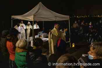 L'évêque d'Arras célèbre une messe de Noël au côté des migrants de Calais - TV5MONDE