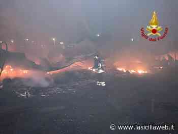 Grosso incendio a Catania: in fumo auto e motoscafi - lasiciliaweb | Notizie di Sicilia