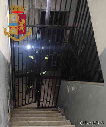 Catania, si barrica in casa per sfuggire alla polizia: intervento dei pompieri FOTO - Livesicilia.it