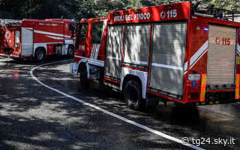 Catania, incendio in un parcheggio: coinvolti 20 mezzi - Sky Tg24