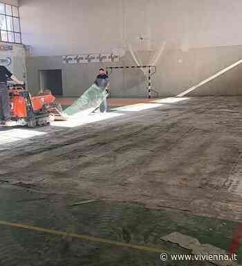 Iniziati i lavori di sostituzione del tappeto nella palestra di Enna bassa - Vivi Enna