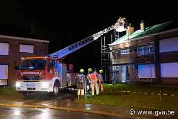 Brandweer dekt lekkende daken af (Stekene) - gva.be